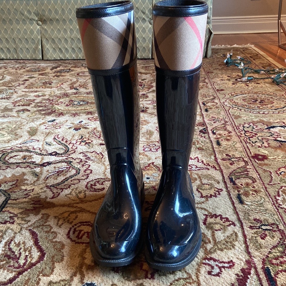 Burberry rain boots - Picture 2 of 11